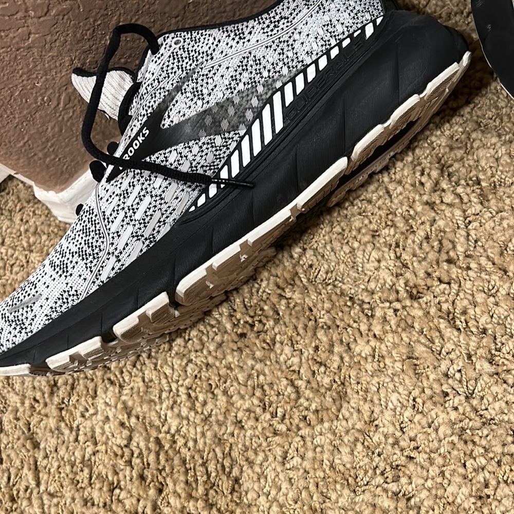 Running shoes - Picture 3 of 3